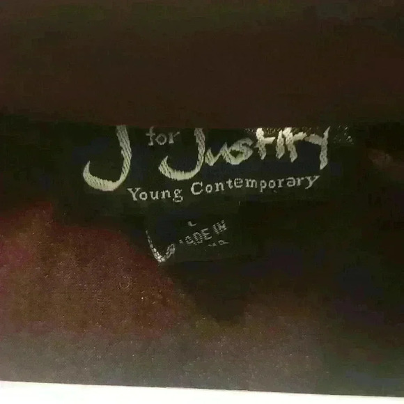 3/4 sleeve,  cold shoulder top with collar around neck.  Sz lg. J for justify. - Picture 3 of 3